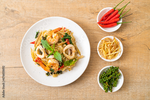  stir fried spicy noodles with sea food