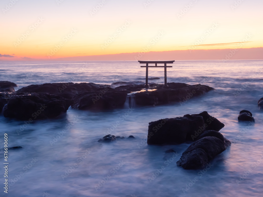 夜明け前の神磯の鳥居