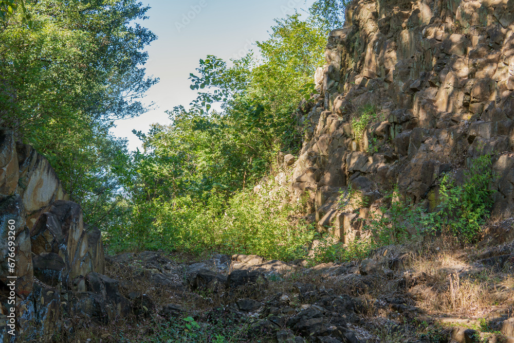 Obraz premium 新田金山城跡【国指定史跡】石敷きの堀切／日本群馬県太田市