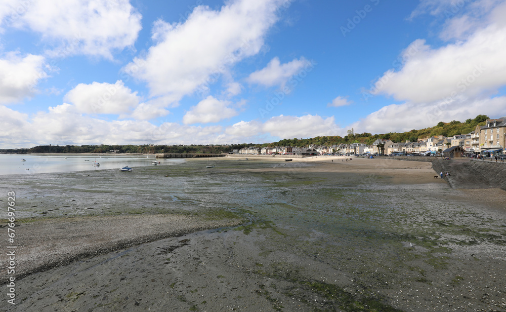 Φωτογραφία Low tide in the town of Cancale in the Brittany in Northern France