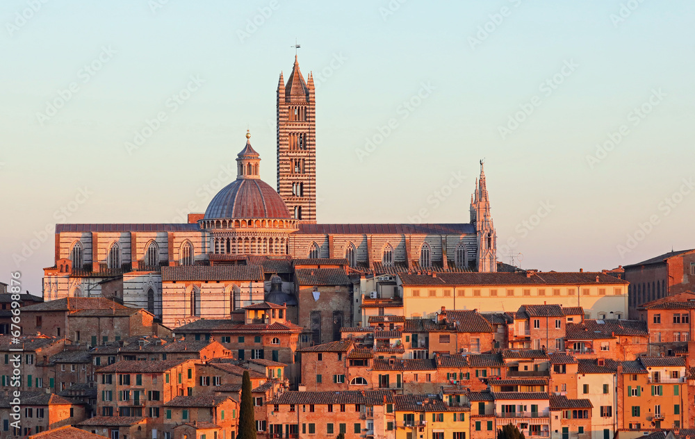 Fototapeta premium Bell Tower and Cathedral of Siena in Tuscany at sunset