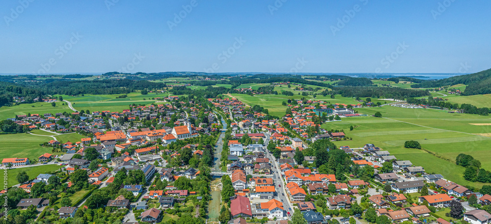 Die Gemeinde Aschau im Chiemgau im Luftbild, Blick über den Ort entlang der Prien