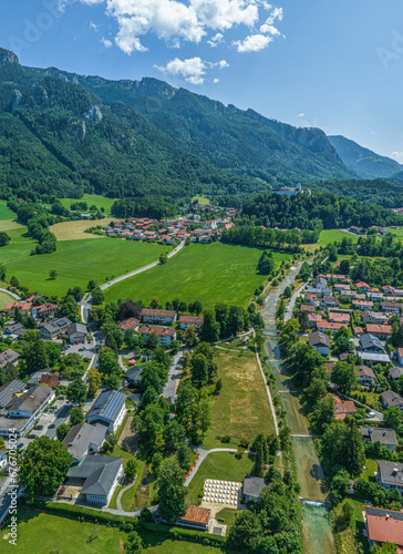 Die Gemeinde Aschau im Chiemgau im Luftbild, Ausblick zum Ortsteil Hohenaschau mit dem markanten Schloss © ARochau