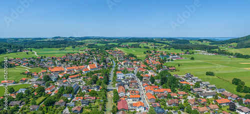 Die Gemeinde Aschau im Chiemgau im Luftbild, Blick über den Ort entlang der Prien