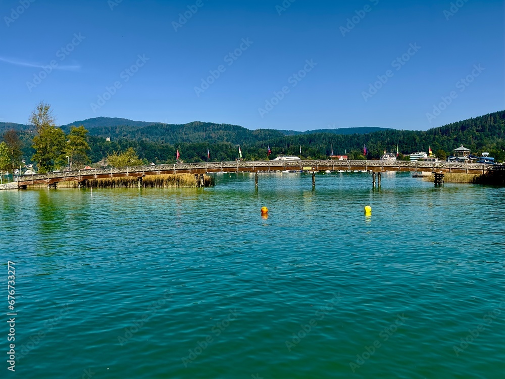 Brücke zur Blumeninsel / Schlangeninsel in Pörtschach (Österreich, Kärnten) Brücke zur Blumeninsel / Schlangeninsel in Pörtschach (Österreich, Kärnten)