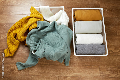 Foto Baskets with neat piles of clothes and a scattered pile of knitted things