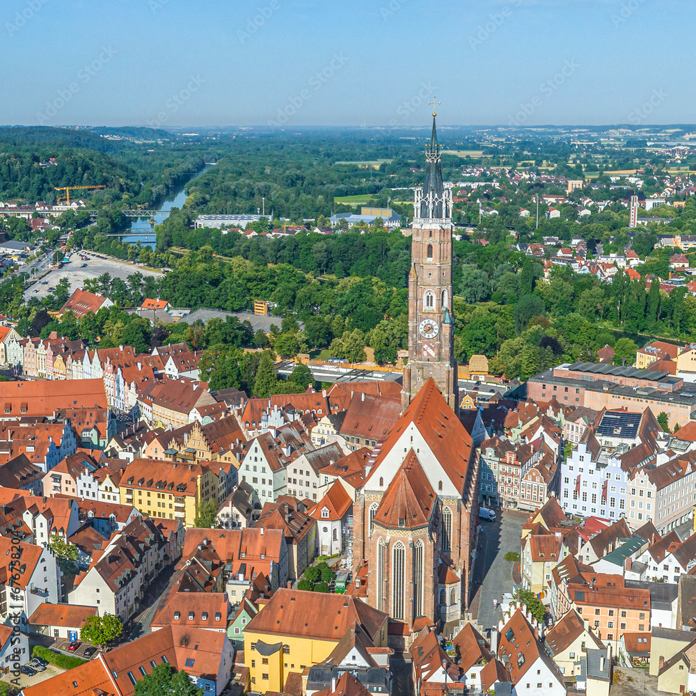 Ausblick auf Landshut, die Bezirkshauptstadt von Niederbayern, Blick zur Martinskirche