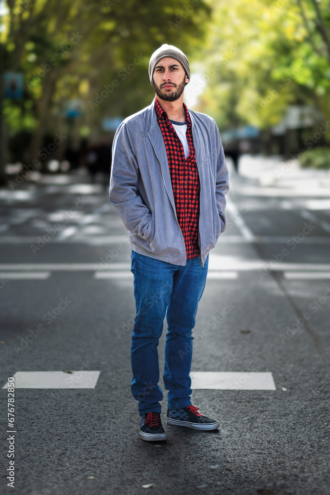 Bearded gent rocks denim, Madrid's autumn ambiance. Bearded gent rocks denim, Madrid's autumn ambiance.