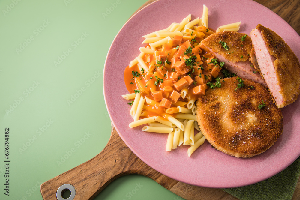 Jägerschnitzel nach DDR GDR Rezept mit Jagdwurst paniert, Makkaroni ...