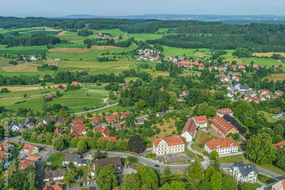 Ausblick auf Wolfegg im Württembergischen Allgäu, Blick ins Tal der Wolfegger Ach