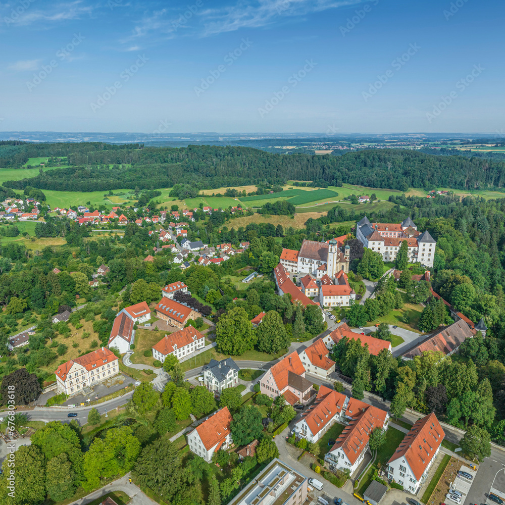 Ausblick auf die Gemeinde und Schloss Wolfegg im Württembergischen Allgäu