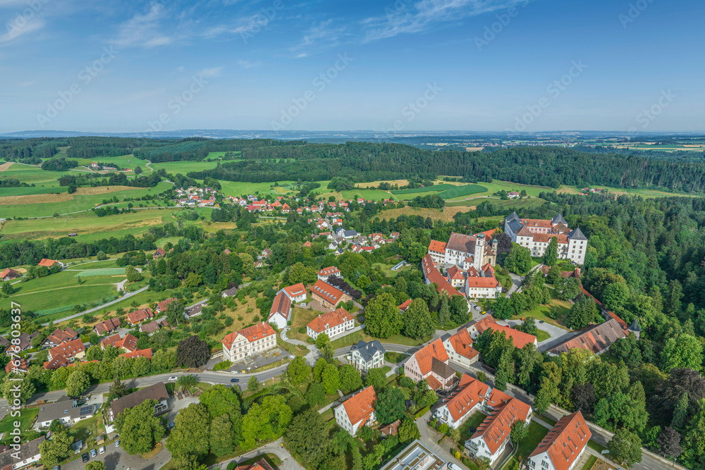 Ausblick auf Wolfegg mit Renaissance-Schloss und Automuseum im Württembergischen Allgäu
