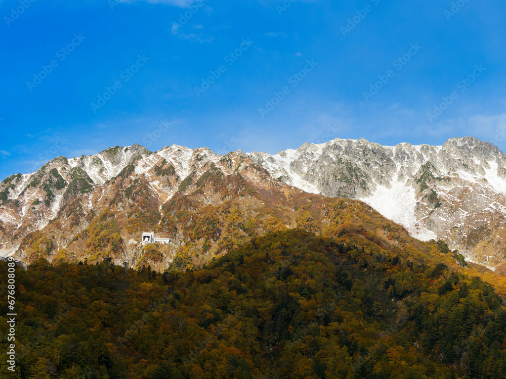 青空と紅葉と雪がコラボした立山