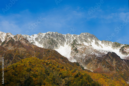 青空と紅葉と雪がコラボした立山