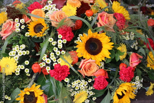 Liebvoller Grabschmuck mit bunten Blumen nach Beerdigung auf dem Friedhof © contadora1999