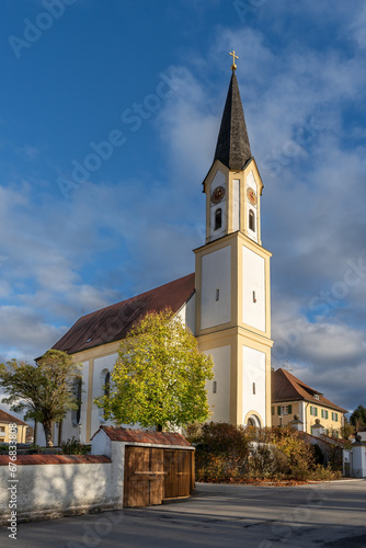 Kirche Pfarrkirche Mariä Verkündigung in Mengkofen - Niederbayern