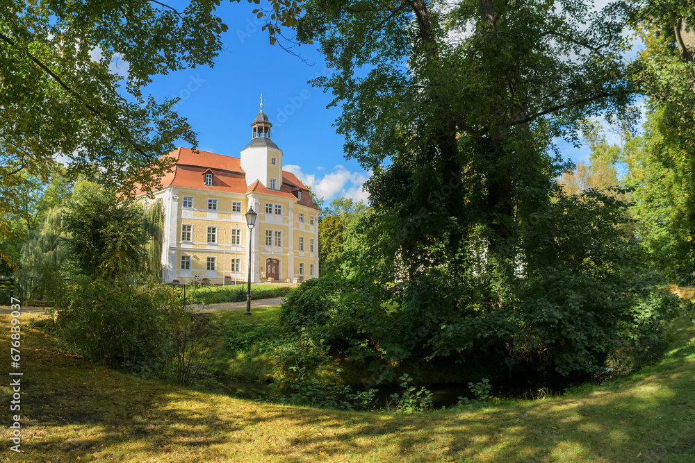 Das Schloss Vetschau mit einem Teil des Schlossparks