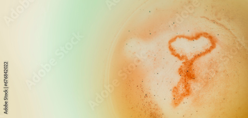 Herzform in einer Kaffeetasse  mit unscharfem hintrgrund