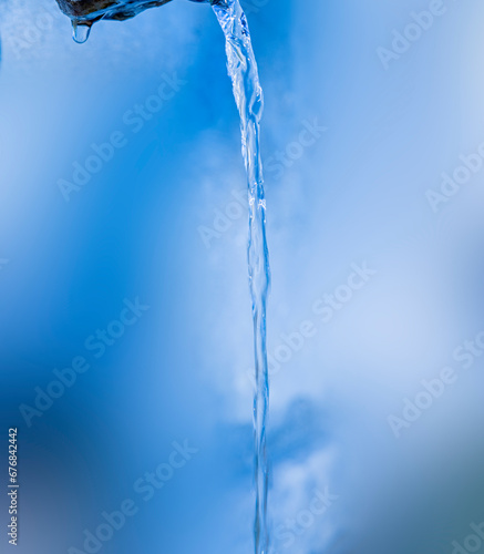 Wasserstrahl mit klarem Quellwasser als Trinkwasser