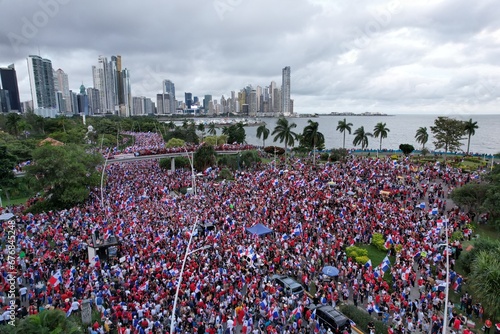 Foto Aerial views from over the protesters on Avenida Balboa protesting against the F