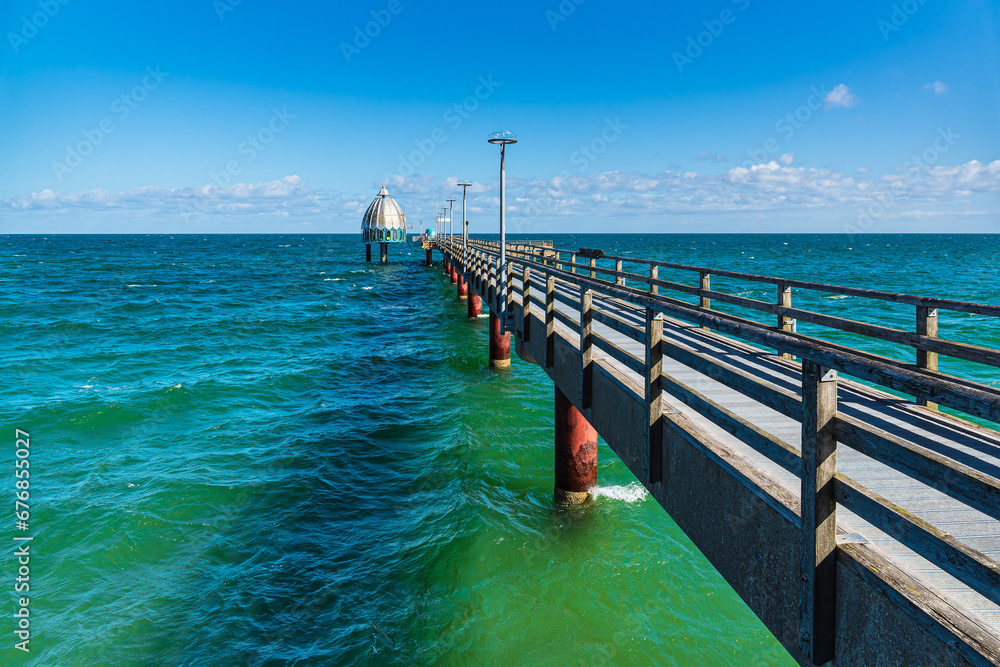 Seebrücke an der Ostseeküste in Zingst auf dem Fischland-Darß