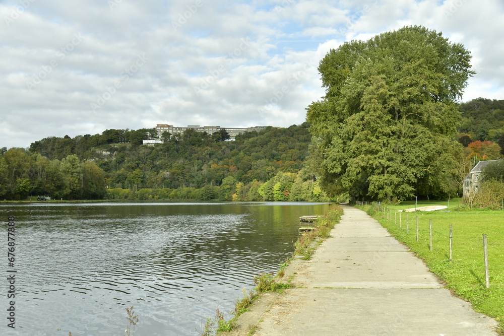 Chemin entre la Meuse et le gazon à Godinne Chemin entre la Meuse et le gazon à Godinne