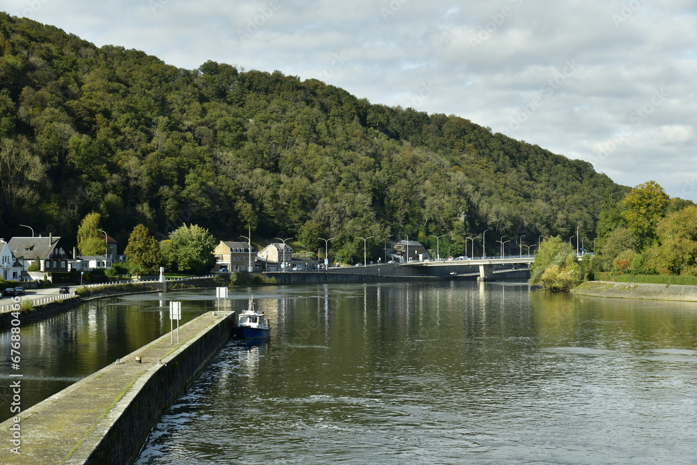 La Meuse vue depuis un barrage-écluse à Godinne, La Meuse vue depuis un barrage-écluse à Godinne,