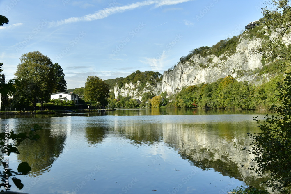 Les rochers avec la végétation bucolique se reflétant dans les eaux de la Meuse à Lustin 