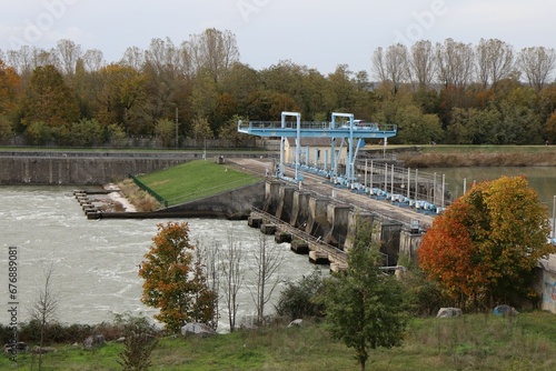 Ecluse, et barrage hydroélectrique de Jonage, sur le canal de Jonage, ville de Meyzieu, département du Rhône, France photo