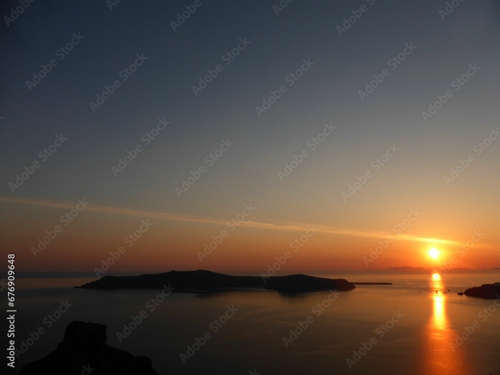 Fototapeta premium Scenic view of a sunset over the beach in Santorini, Greece