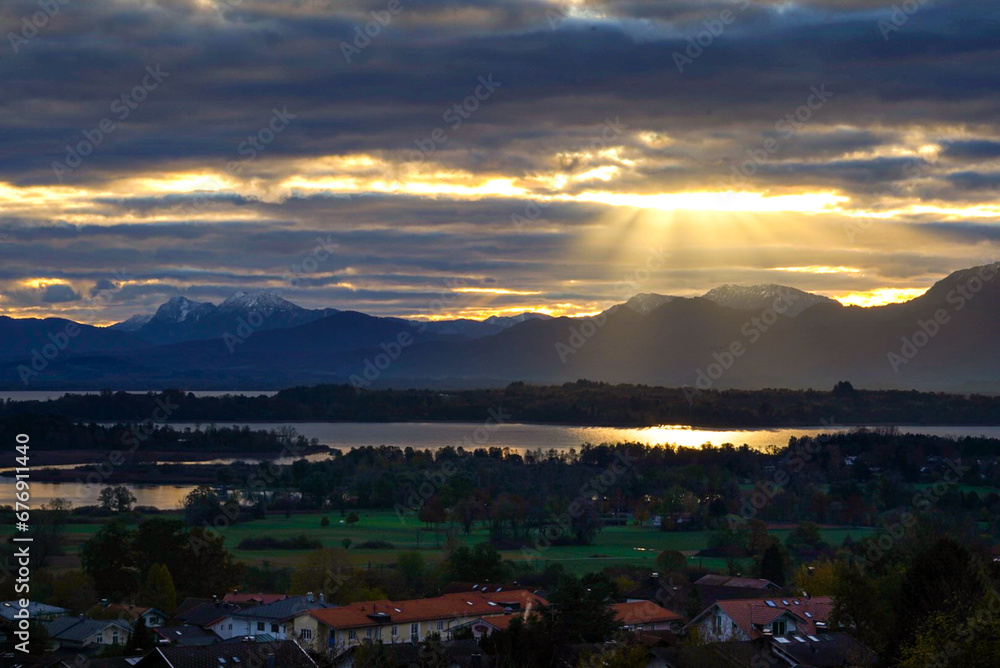 Obraz premium Sonnenaufgang über dem Chiemsee
