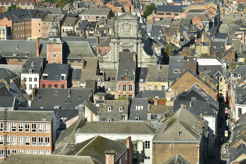 Fototapeta premium L'architecture archaïque de bâtiments de différentes époques du centre historique de Namur 