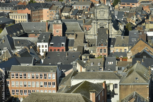 Disposition archaïque de bâtiments anciens et historiques du centre ville de Namur  photo