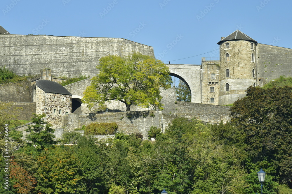 Le pont en arcade reliant les deux parties fortifiées de la citadelle au sommet d'une colline verdoyante à Namur 