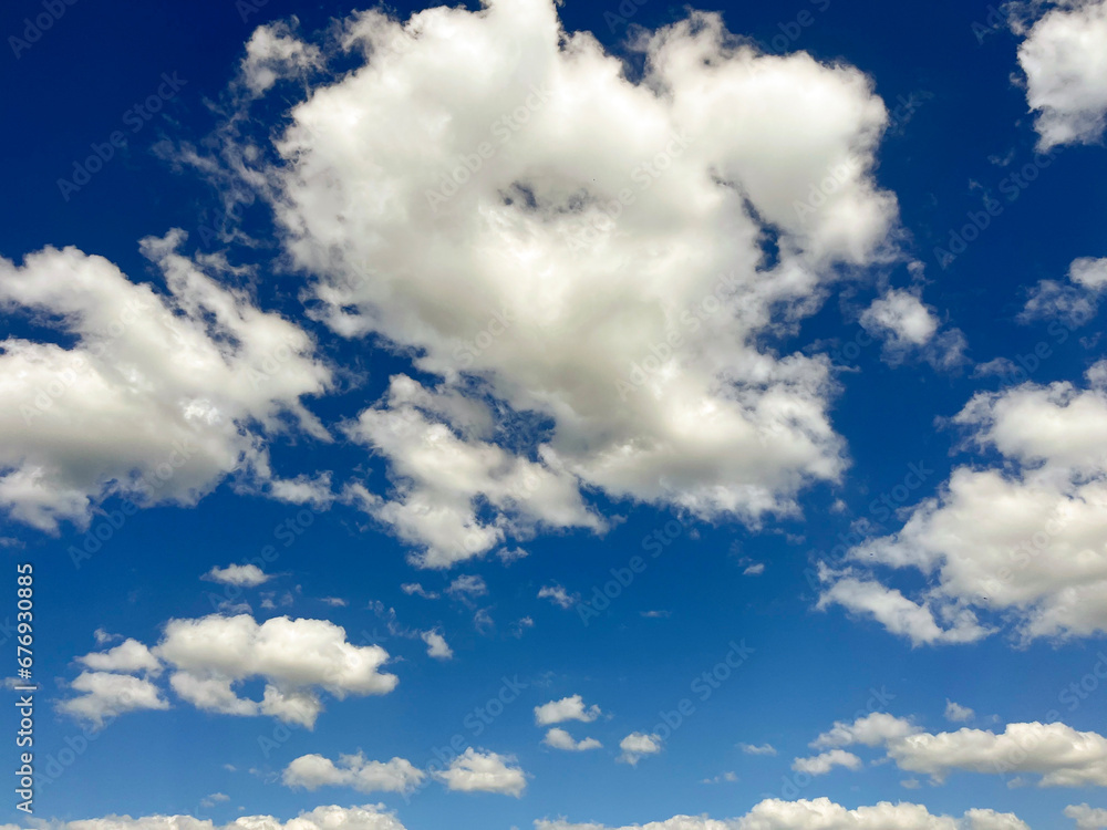 Obraz premium there are soft fluffy clouds in the sky