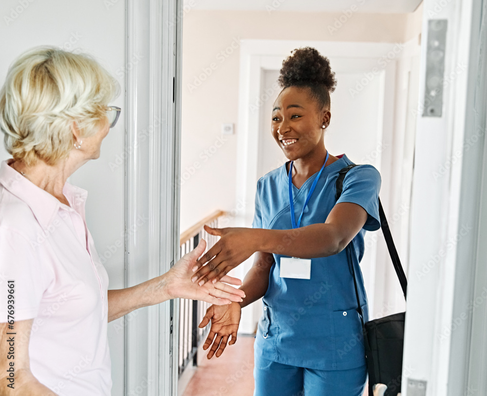 Obraz premium nurse senior home care patient elderly caregiver door welcome greeting front door house house call health woman retirement assistance nursing carer a helping hand arrival doorway