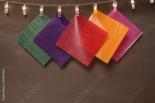 Bibuły kwadratowe kolorowe wiszące na szarym tle © Seance_Photo_Sylwia