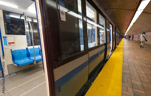 Wagon de métro et quai d'attente, intérieur, horizontal