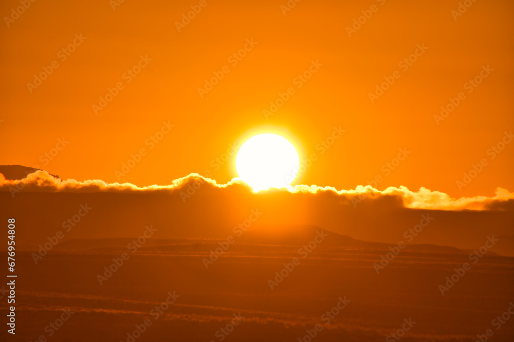 Sonnenaufgang in der Wüste hinter einer Düne über Wolken am Himmel - obrazy, fototapety, plakaty 