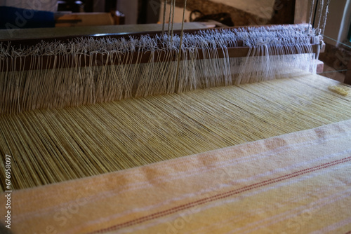 Detail of the threads of a traditional loom with merino wool.