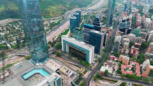 Imagem aérea do amanhecer em Santiago do Chile durante primavera. Tráfego, casas e prédios contrastam com a cordilheira dos Andes.