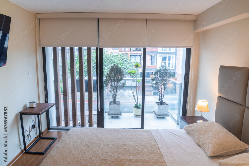 Fototapeta premium habitacion con balcon a la calle de departamento