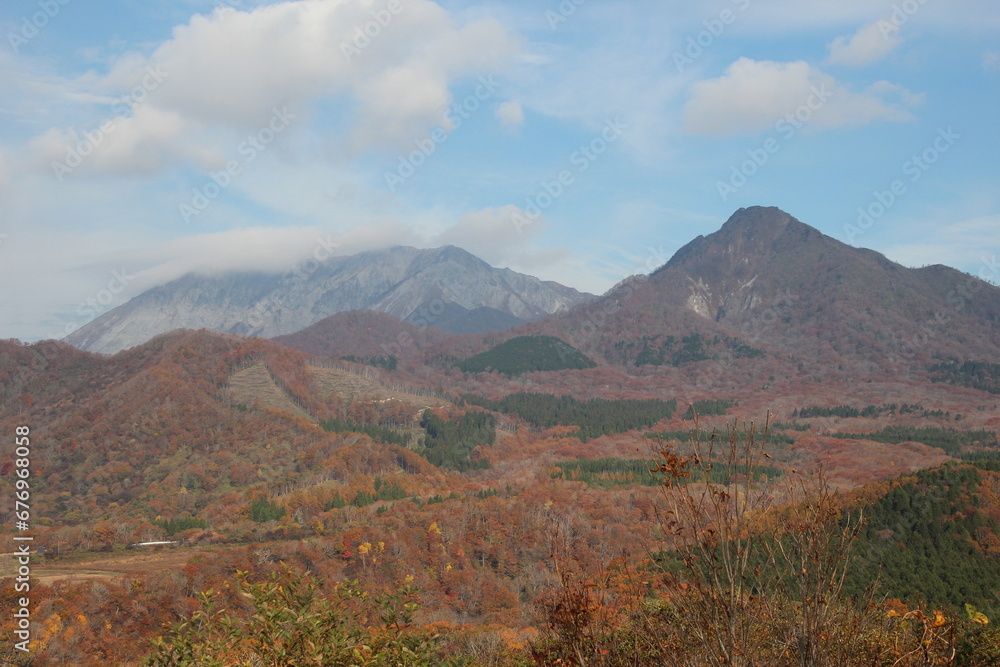 鳥取大山と紅葉（蒜山の鬼女台から）