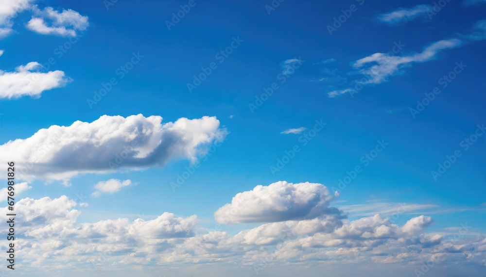 Sérénité céleste : Ciel bleu parsemé de nuages duveteux
