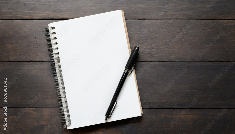 Cahier à Spirale et Stylo sur Fond en Bois