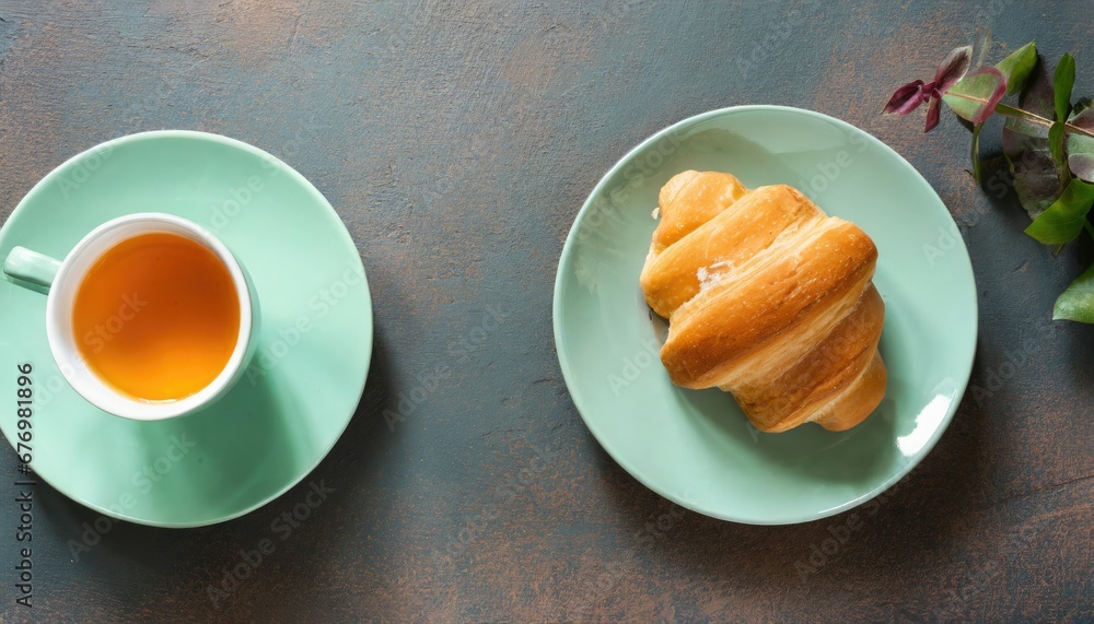Petit-Déjeuner avec Thé et Croissant