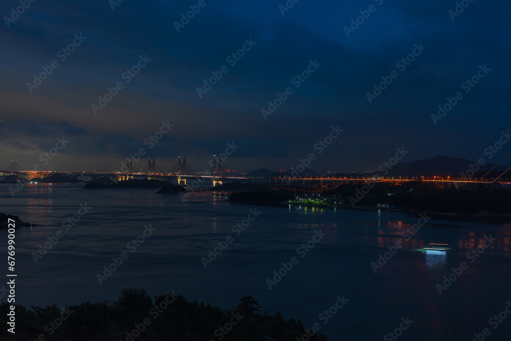 日本の岡山県倉敷市の瀬戸大橋の美しい夜景
