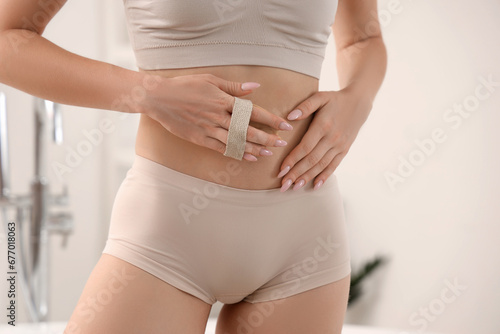 Young woman massaging her b...