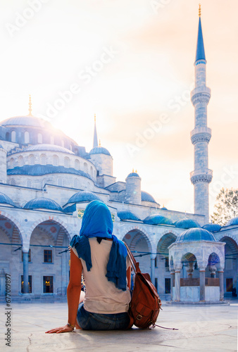Canvas Print Young muslim woman in a scarf in the blue mosque- Istanbul, Turkey