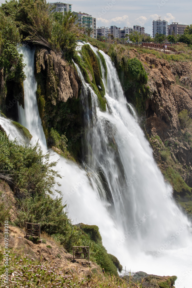 Obraz premium Big waterfall from the mountain in nature